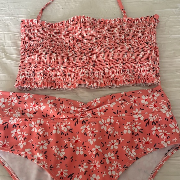 Adorable peachy pink two-piece swimsuit - Picture 3 of 4